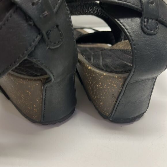 Teva Black Criss Cross Cork Strappy Sandals with Hoop and Loop Closure- Size 9.5 - Picture 8 of 12